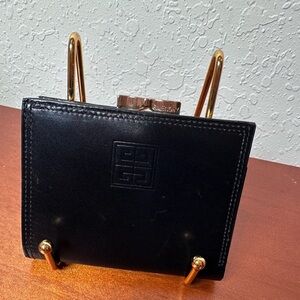 AUTH GIVENCHY VINTAGE LOGO
LEATHER COMPACT WALLET PREOWNED BLACK